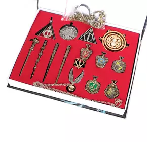 Подарунковий набір атрибутика зі світу Гаррі Поттера. Чарівні палички, медальйони, кулони Гаррі Поттер